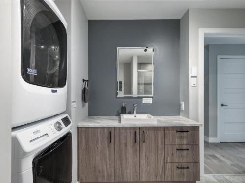 eine Küche mit Spüle und Herd in der Unterkunft Condo Matha in Saint-Jean-de-Matha