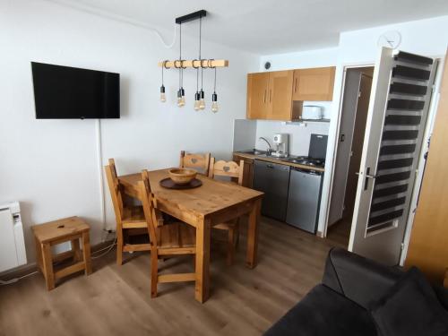 une cuisine et une salle à manger avec une table et des chaises dans l'établissement Résidence Ferme D'augustin - Batiment D - Appartement 