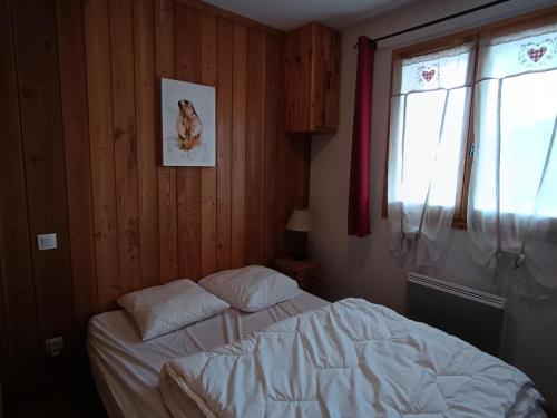 Posteľ alebo postele v izbe v ubytovaní Chalet Du Bois De Suffin N 10 - Appartement cosy à 20m des pistes ! Plein sud - 4 pers. Terrasse - parking couvert MAE-8844