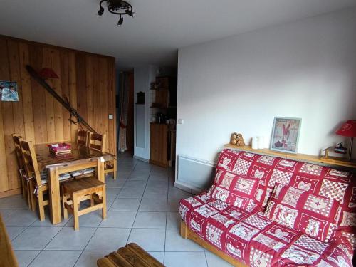 un salon avec un canapé et une table dans l'établissement Chalet Du Bois De Suffin N 10 - Appartement cosy à 20m des pistes ! Plein sud - 4 pers. Terrasse - parking couvert MAE-8844, à Montgenèvre