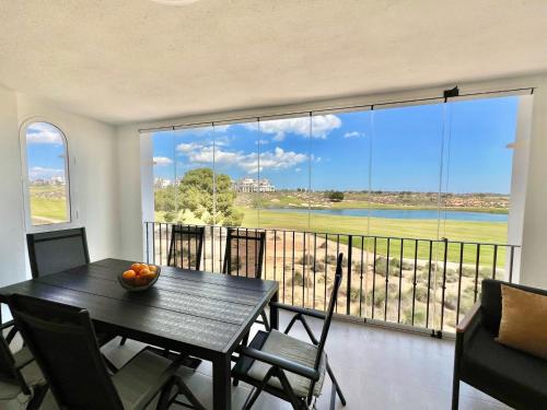 Stunning deluxe apartment, 2 bathrooms, golf and lake views