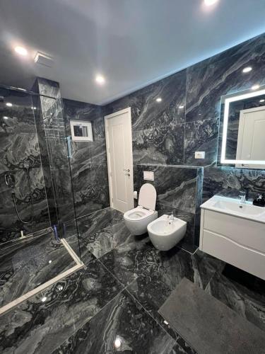 Skyline View Apartment tesisinde bir banyo