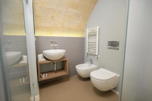 a bathroom with a toilet and a sink at Al Vico Affittacamere in Matera