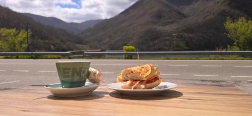 Nespecifikovaný výhled na hory nebo výhled na hory při pohledu z penzionu