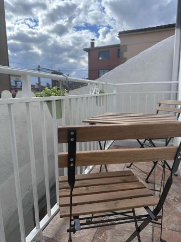a wooden bench sitting on top of a balcony at Apartamento rural Casa Manito in El Barraco