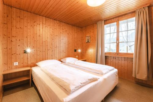 Voodi või voodid majutusasutuse Alphorn Chalet Habkern toas