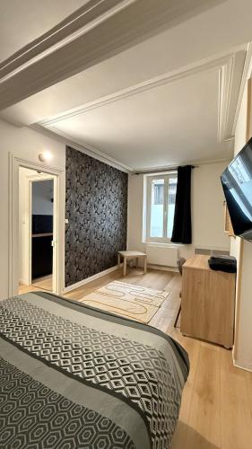 une chambre avec un lit et une télévision dans l'établissement Limare - Studio Hypercentre Orléans, à Orléans