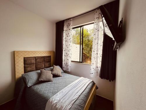 Una cama o camas en una habitación de Villa Los Pinos