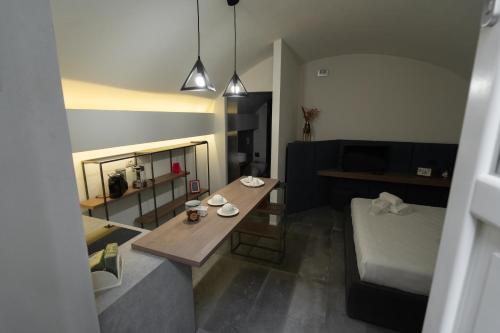 a small room with a table and a bed at Al Vico Affittacamere in Matera