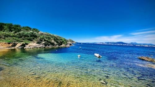 une grande étendue d'eau avec un bateau à l'intérieur dans l'établissement Confortable T2 Hyères, à Hyères