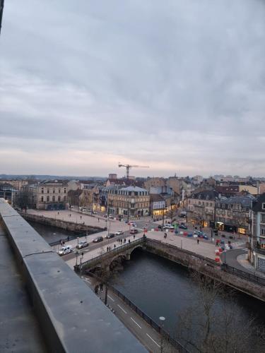 - une vue sur une ville avec un pont sur une rivière dans l'établissement Sur la savoureuse - Le 31, à Belfort