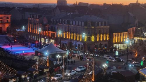 une ville la nuit avec des lumières de Noël sur les bâtiments dans l'établissement Sur la savoureuse - Le 31, à Belfort