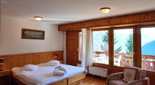 Postel nebo postele na pokoji v ubytování Hôtel Les Bains d'Ovronnaz