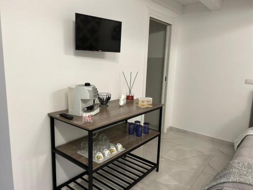 a room with a table with a coffee maker on it at B&B Il Sogno in Lamezia Terme