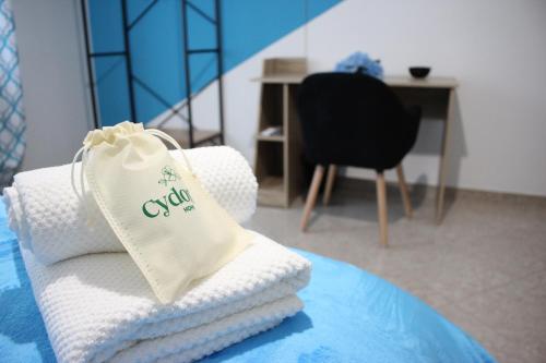 a pile of towels sitting on top of a bed at Agriturismo Cydonia Home in Ari