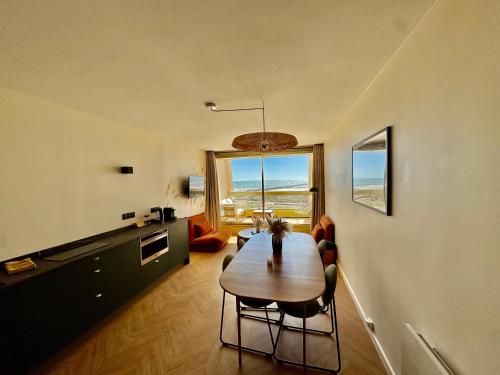 une salle à manger avec une table et des chaises dans une pièce dans l'établissement Estacade Studio d exception vue Mer, à Saint-Jean-de-Monts