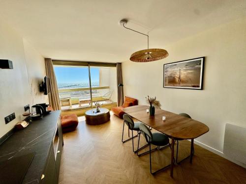 TV a/nebo společenská místnost v ubytování Estacade Studio d exception vue Mer