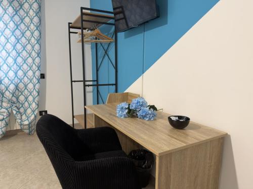 a table and a chair in a room with a mirror at Agriturismo Cydonia Home in Ari