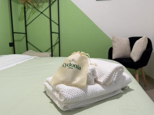 a white bag sitting on a bed with towels at Agriturismo Cydonia Home in Ari