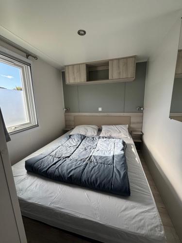 Mobilhomes Quiberon Camping Conguel - Bord de Merにあるベッド