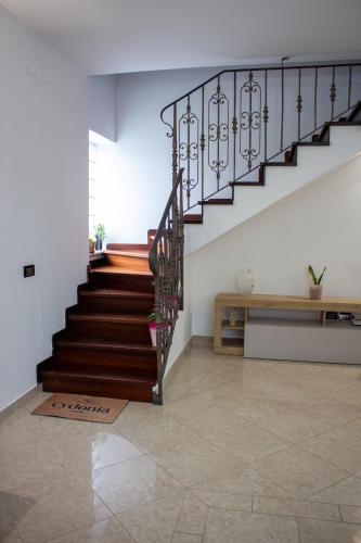a staircase in a living room with a stair case at Agriturismo Cydonia Home in Ari