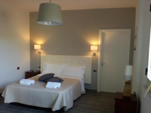 a bedroom with two beds with towels on them at Casa Nunna in Palma di Montechiaro