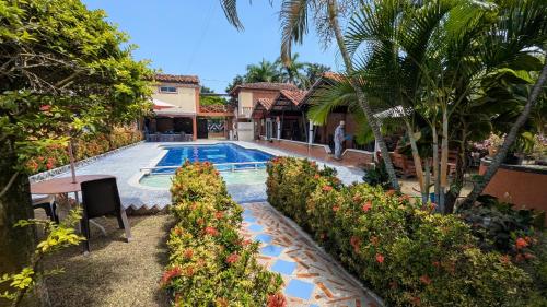 una imagen de una piscina en una casa en Chalet Real, en Lemos