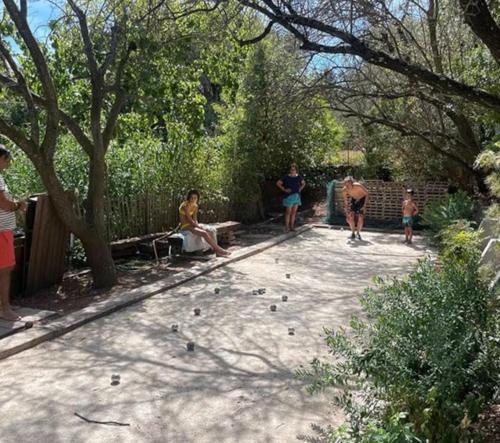 Un groupe de personnes debout dans un parc dans l'établissement Maison du Partégal, à La Valette-du-Var