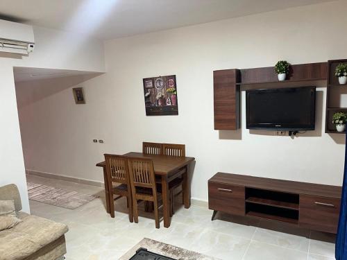 TV a/nebo společenská místnost v ubytování Porto Sokhna pyramids Resort for family