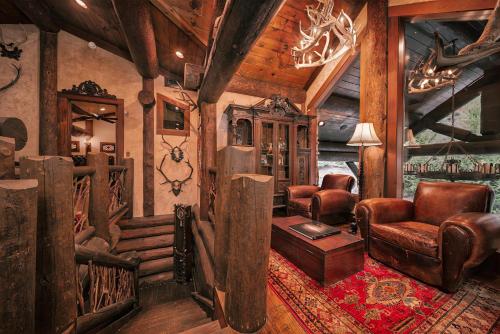 a living room with leather furniture in a cabin at Lakefront Cabin For Large Groups in Topton