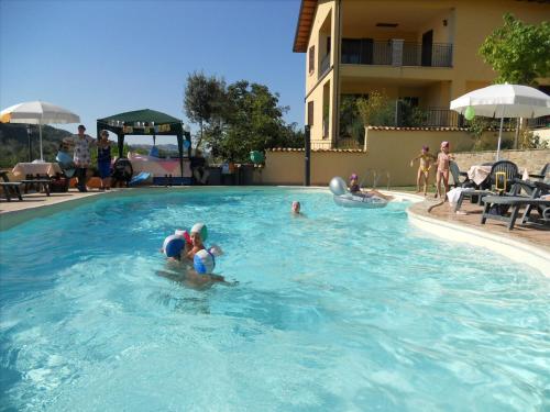 a group of people playing in a swimming pool at Agriturismo La Selva in Nocera Umbra