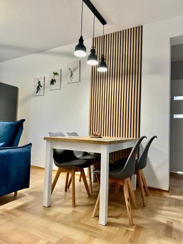 Blue Zone Apartment with FREE Parking, Balcony and Garden