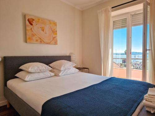 a bedroom with a bed with a view of the ocean at Riverfront 2 Bedrooms with Balcony in Cruz Quebrada