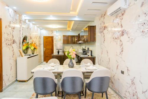 een eetkamer met een tafel en stoelen bij KML Luxury Kinshasa-Gombe in Kinshasa
