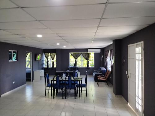 ein Esszimmer und ein Wohnzimmer mit Tisch und Stühlen in der Unterkunft Apartamento Familiar 2 con 3 habitaciones 4 camas y litera in San Salvador