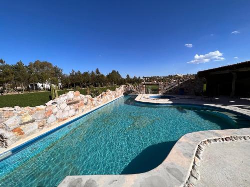 Πισίνα στο ή κοντά στο Nomada Glamping & Aguas Termales - San Miguel de Allende X NANTLI LIVING