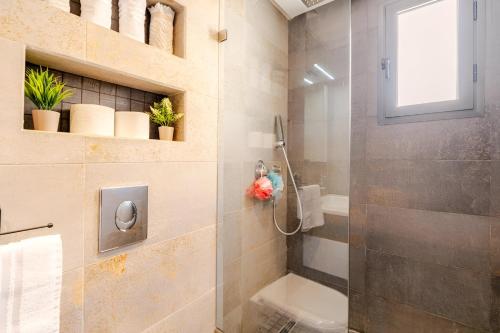 Bilik mandi di Studio Cosy, corniche à 2 min , Parking , Netflix