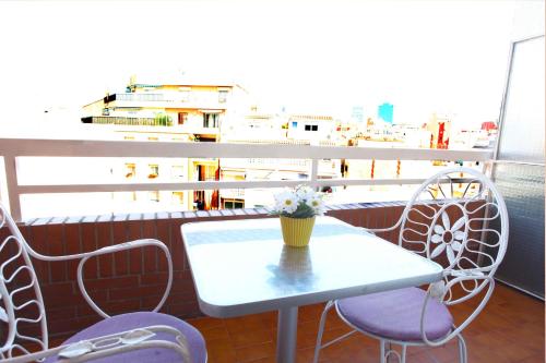 d'une table et de chaises sur un balcon avec vue. dans l'établissement Bordeta, à Barcelone