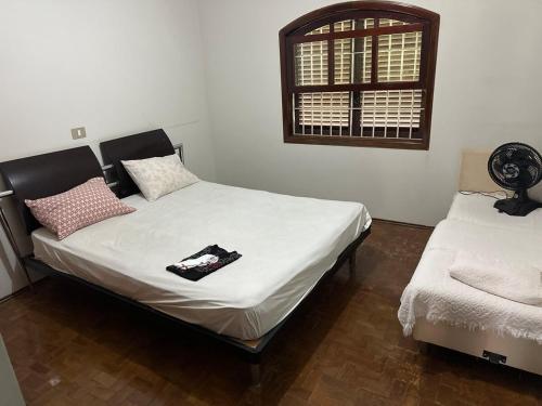 a bedroom with a bed and a window at Chácara Meu Pedaço Atibaia in Mairiporã