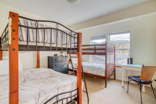 ロックアウェイ・ビーチにあるLakeside Haven - Meredith Lodgingの二段ベッド2台と机のある寝室