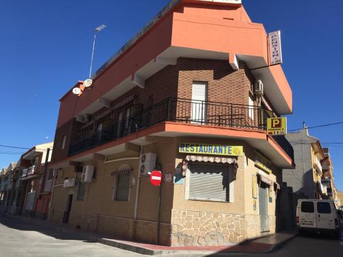 un edificio con un cartel en el costado en Pension La Linea, en Puerto de Mazarrón