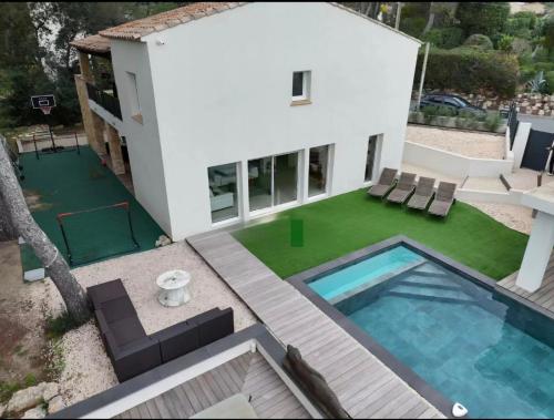 une vue aérienne d'une maison avec piscine dans l'établissement Villa tout confort avec piscine, à Saint-Raphaël