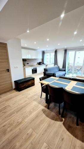 un grand salon avec une table et un canapé dans l'établissement Le Necy, entièrement Rénové en 2025, à Annecy