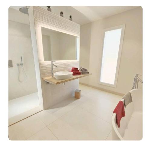 une salle de bain blanche avec un lavabo et un miroir dans l'établissement Villa tout confort avec piscine, à Saint-Raphaël