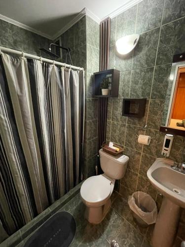a bathroom with a toilet and a sink at Apartamento Maracay Base Aragua in Maracay