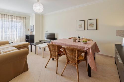 a kitchen and living room with a table and a couch at Enes Retreat - By Y Concept in Setúbal