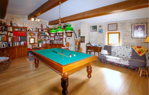 un salon avec une table de billard dans l'établissement Beautiful Home In Saulce Sur Rhône, à Saulce-sur-Rhône