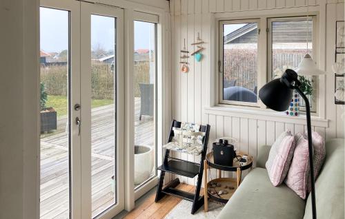 Habitación con porche con puertas correderas de cristal. en Nice Home In Karrebæksminde With Wifi, en Karrebæksminde