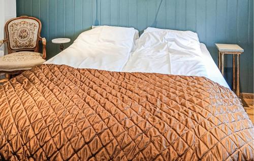 a bed in a bedroom with a blue wall at Nice Home In Stårheim With Wifi in Stårheim