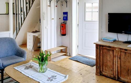 a living room with a vase on a table at Pet Friendly Home In Julita in Julita